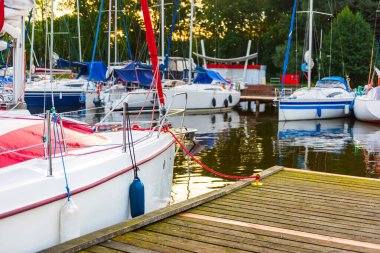 Sabahın erken saatlerinde rıhtımda demirli yelkenliler. Yaz deniz seyahatleri.