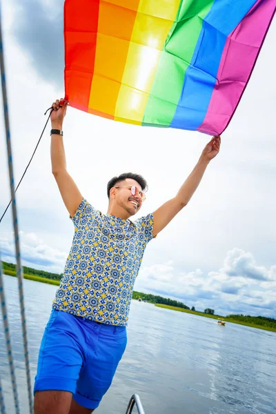 Joven Bastante Gay Hombre Sonrisa Mantener Arco Iris Bandera Pie — Foto de Stock