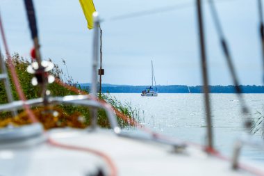 Göldeki ana yelkenli güvertesinin manzarası. Yaz tatilleri, deniz seyahati, dinlenme, spor, yelkenli yarışı, eğlence etkinliği, hizmet, turizm