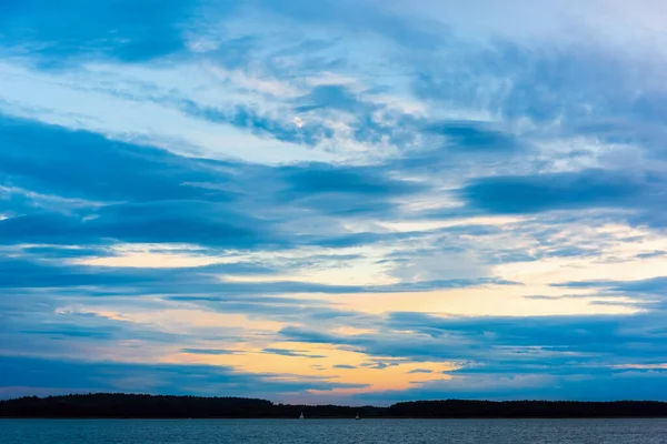 Prachtig Waterlandschap Een Meer Dramatische Sombere Bewolkte Hemel Avonds Schoonheid — Stockfoto