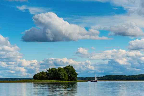 Jacht Żaglowy Jeziorze Ponurym Niebem Przed Deszczem Jacht Pływający Jeziorze — Zdjęcie stockowe