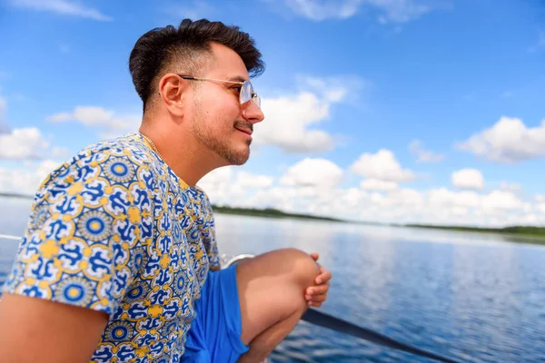 Jovem Sentado Convés Principal Veleiro Navegando Lago Férias Verão Cruzeiro — Fotografia de Stock