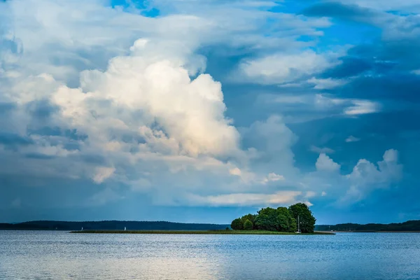 Prachtig Waterlandschap Een Meer Dramatische Sombere Bewolkte Hemel Avonds Schoonheid — Stockfoto