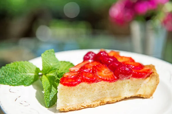 Tranche Tarte Aux Fraises Avec Des Fraises Fraîches Feuille Menthe — Photo