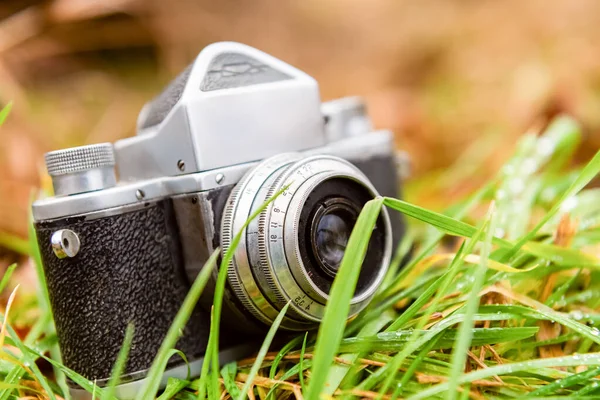 Παλιά Φωτογραφική Μηχανή Φιλμ Που Βρίσκεται Ένα Πράσινο Γρασίδι Ένα — Φωτογραφία Αρχείου