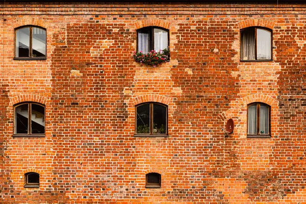 旧砖墙 有小窗 古建筑立面 — 图库照片