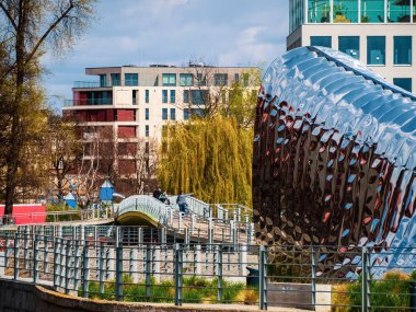İkamet binaları ve bir şehirde toplanma yerleri. Wroclaw, Polonya, Avrupa. Şehir altyapı nesnelerini, park ve konut binalarını görüntüle 