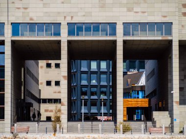 Modern şehir mimarisi, ofis binaları ve toplantı yeri, ön manzara. İlginç desenleri ve şekilleri olan modern şehir mimarisinin detaylı görünümü