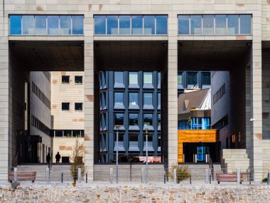 Modern şehir mimarisi, ofis binaları ve toplantı yeri, ön manzara. İlginç desenleri ve şekilleri olan modern şehir mimarisinin detaylı görünümü