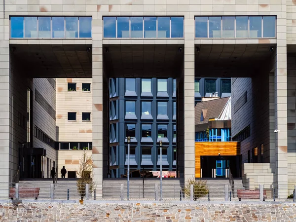 Modern şehir mimarisi, ofis binaları ve toplantı yeri, ön manzara. İlginç desenleri ve şekilleri olan modern şehir mimarisinin detaylı görünümü