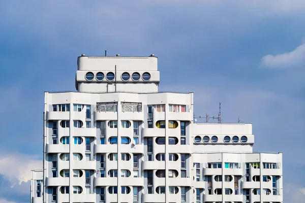 Residential Building Tenement Blue Sky Apartment White Building — Stock Photo, Image