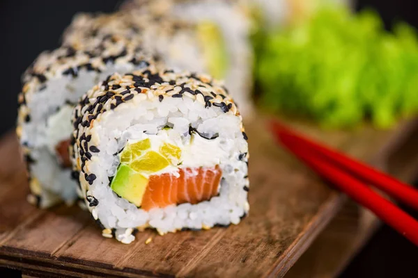 Uramaki Sushi Roll Salmon Fish Avocado Cream Cheese Philadelphia Sushi — 图库照片