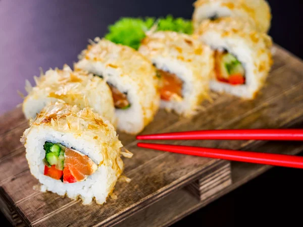 Katsuobushi Uramaki Sushi Roll Salmon Cucumber Wooden Board Black Background — Fotografia de Stock