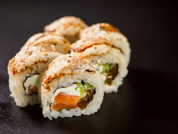 Uramaki Sushi Roll Salmon Fish Avocado Cream Cheese Philadelphia Sushi — ストック写真