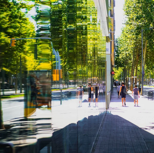 Reflexion Der Stadtstraße Und Der Menschen Die Auf Ihr Modernen — Stockfoto