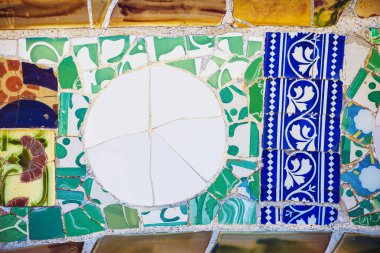Barcelona Park Guell 'deki soyut seramik mozaik döşeme desenleri. İspanya