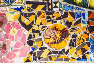 Barcelona Park Guell 'deki soyut seramik mozaik döşeme desenleri. İspanya