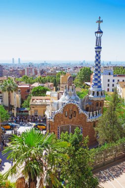 İspanya Barselona 'daki ünlü park Guell' in giriş binası, dikey fotoğraf
