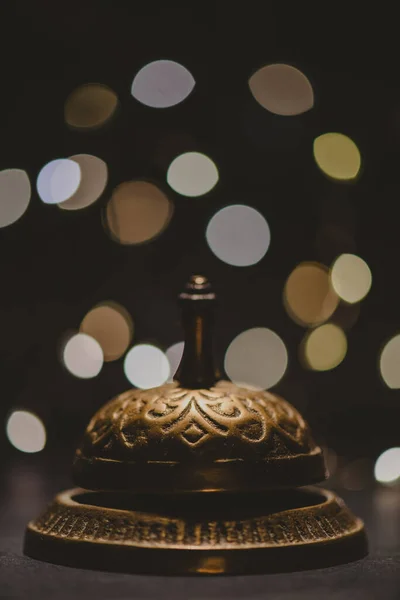 Vintage Service Bell Med Bokeh Mørk Backround Vertikalt Bilde – stockfoto