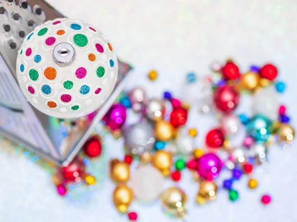 Bauble Natale Sulla Grattugia Verdure Macinare Sfondo Lucido Brillantini Argento — Foto Stock