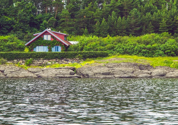 Casa Madeira Aconchegante Vermelha Coberta Hera Uma Costa Rochosa Oslofjord — Fotografia de Stock