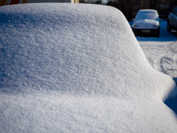 Frischer Schnee Einem Morgen Auf Einer Komplett Abgedeckten Autoscheibe Wintersaison — Stockfoto