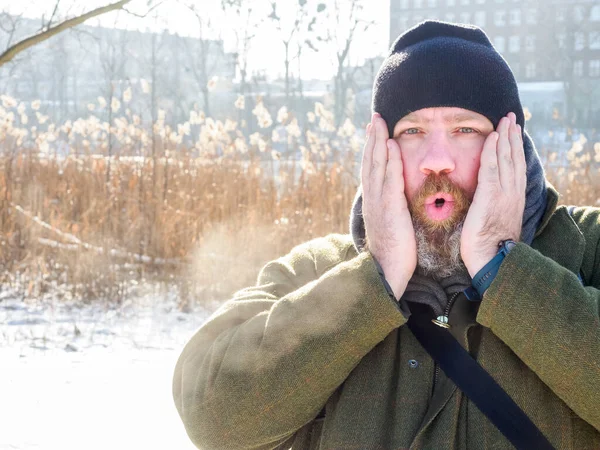 Man Ademend Winterbos Volwassen Man Met Een Gebreide Hoed Handen — Stockfoto