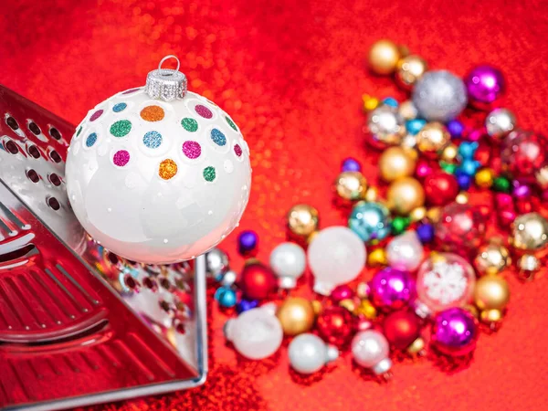 Bauble Natale Sulla Grattugia Verdure Macinare Sfondo Rosso Scintillio Lucido — Foto Stock