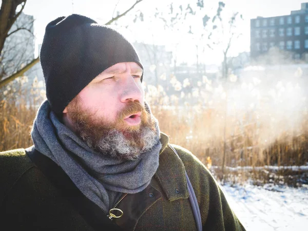 Man Ademend Winterbos Volwassen Man Draagt Een Gebreide Hoed Ademt — Stockfoto