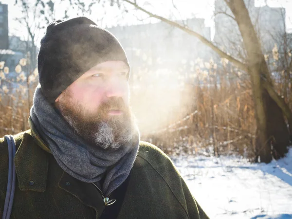 Mens Ademt Koude Winterlucht Uit Een Park Baard Man Ontspannen — Stockfoto