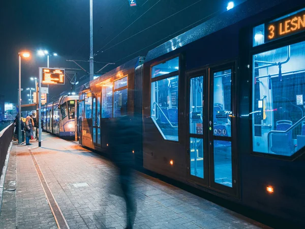 Tranvía Sale Parada Ciudad Nocturna Vista Borrosa Movimiento — Foto de Stock