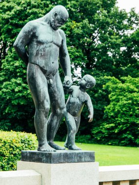 Vigeland Heykel Parkı 'ndaki heykeller Gustav Vigeland' ın Alacakaranlık, Oslo, Norveç. Vigeland Park tek bir sanatçı tarafından yapılan dünyanın en büyük heykel parkı..