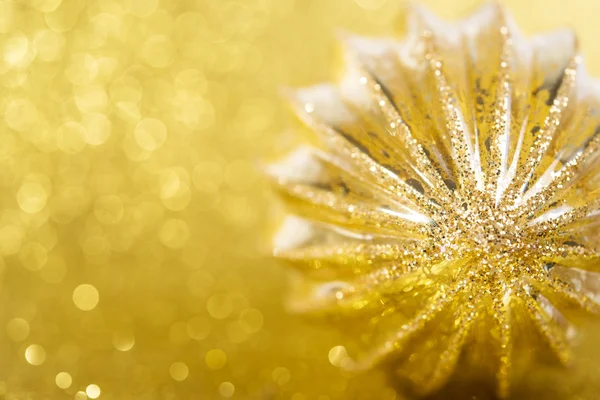黄色の明るい休日背景にクリスマスの装飾 — ストック写真
