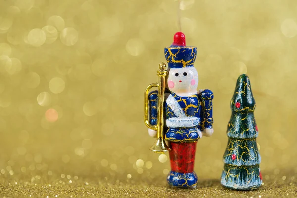 黄色の明るい休日背景にクリスマスの装飾 — ストック写真