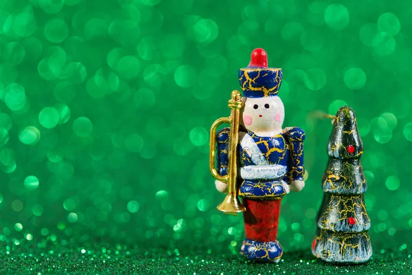 Старинные деревянные рождественские украшения на зеленом ярком фоне праздника — стоковое фото