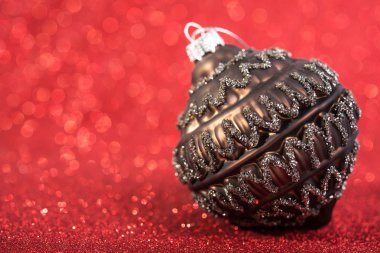 Parlak kırmızı zemin üzerine şenlikli Noel vintage dekorasyon önemsiz şey. mevsim kış tatili