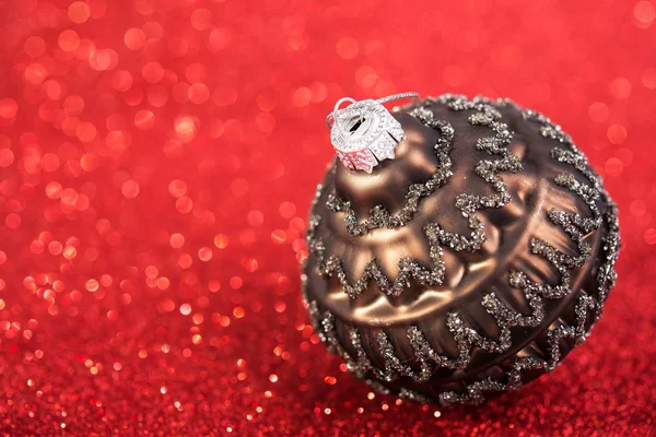 Natale festivo decorazione vintage bauble su sfondo rosso glitter. vacanze invernali stagionali — Foto Stock