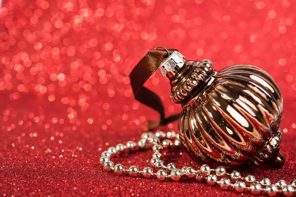 Natale festivo decorazione vintage bauble su sfondo rosso glitter. vacanze invernali stagionali — Foto Stock