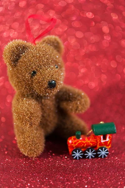 かわいいクマさん。赤の明るい休日背景にクリスマスの装飾 — ストック写真