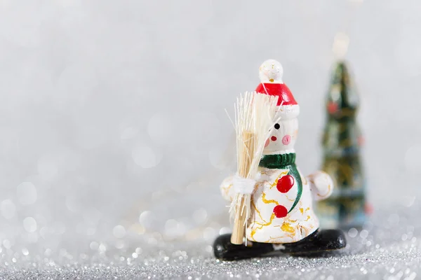 木のヴィンテージのおもちゃ。白い明るい休日の背景にクリスマスの装飾 — ストック写真