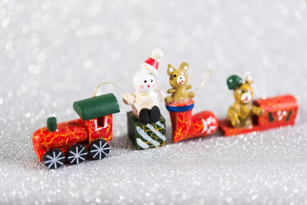 Giocattoli vintage in legno. decorazione di Natale su sfondo bianco vacanza luminosa — Foto Stock
