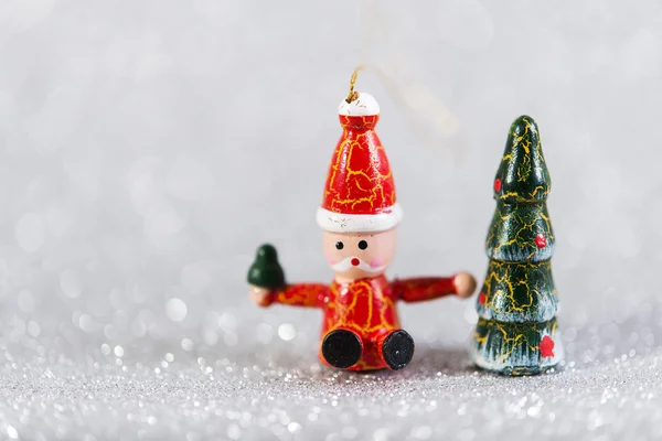 木のヴィンテージのおもちゃ。白い明るい休日の背景にクリスマスの装飾 — ストック写真
