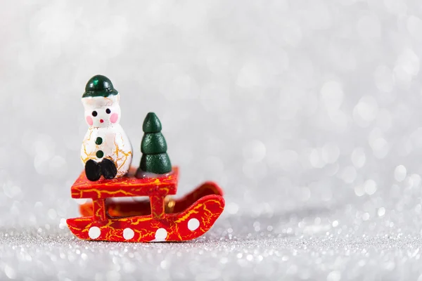 Eski tahta oyuncaklar. Beyaz parlak tatil geçmişinde noel süslemesi