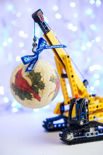 クリスマス装飾。男の子のためのおもちゃ。背景を輝く — ストック写真