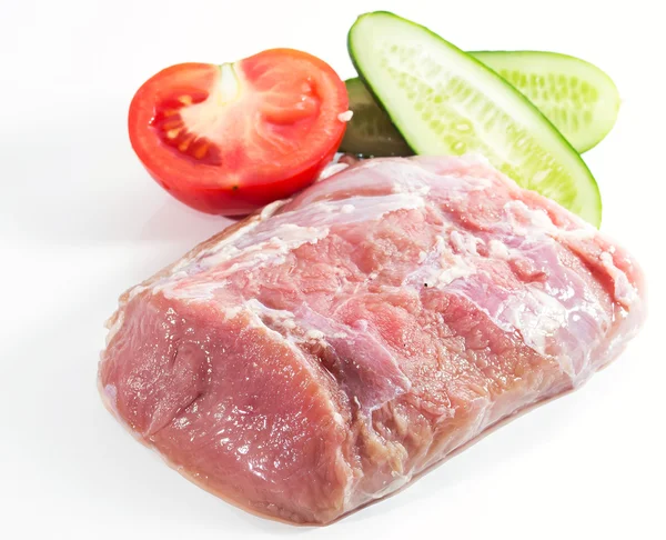 Carne fresca com tomate e pepino — Fotografia de Stock