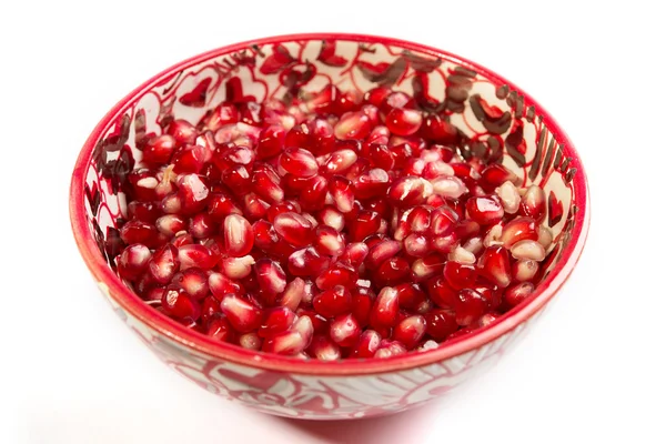 石榴籽是在白色背景上的红色碗 — 图库照片