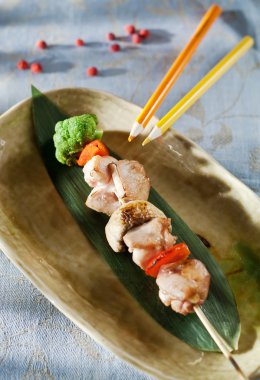 tavuk şiş ve daldırma soslu sebze.