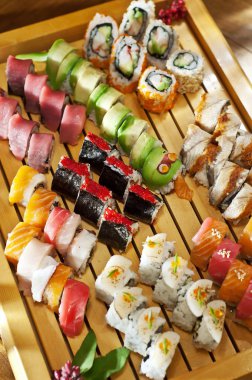 suşi, dekoratif kompozisyonu Japon deniz ürünleri