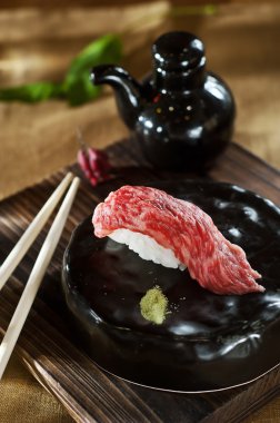 suşi yemek çubukları ile