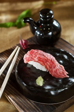 suşi yemek çubukları ile